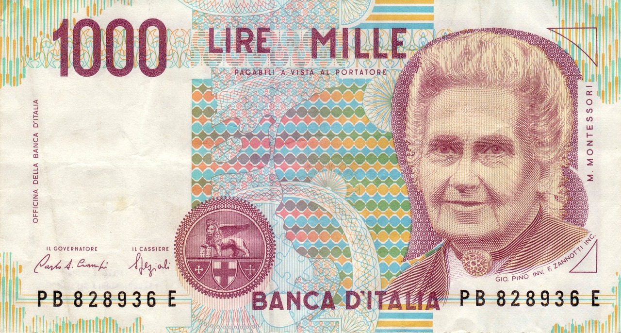 Vecchie banconote di lire italiane con l'immagine di Maria Montessori, simbolo del valore storico.