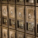 Immagine di buoni postali con simbolo di interesse e grafico di crescita finanziaria.