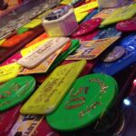 Vecchio gettone telefonico raro su sfondo bianco, simbolo di valore collezionistico.