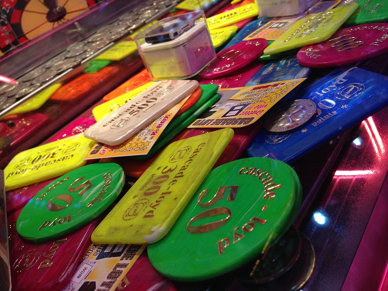 Vecchio gettone telefonico raro su sfondo bianco, simbolo di valore collezionistico.