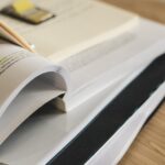 Documenti necessari per la richiesta dell'ISEE 2026 su un tavolo con penna e calcolatrice.