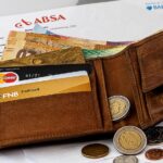 Grafico che illustra un saldo bancario in diminuzione con simboli di preoccupazione.