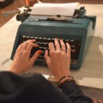 Olivetti Lettera 22, iconica macchina da scrivere, simbolo di design vintage e innovazione.