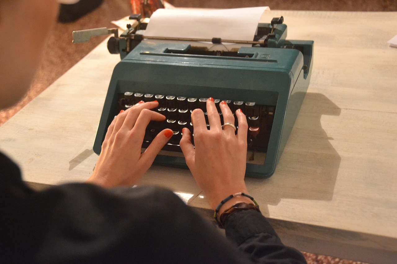 Olivetti Lettera 22, iconica macchina da scrivere, simbolo di design vintage e innovazione.