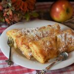 Frittelle di mele al forno dorate, servite su un piatto, pronte da gustare.