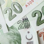 Tabella aggiornamenti pensioni 2026 con requisiti e importi evidenziati.