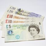 Sterlina d'argento su un tavolo, simbolo di valore e opportunità di vendita.