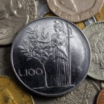 Vecchie lire trovate in cantina, pronte per essere vendute: scopri le migliori opzioni.